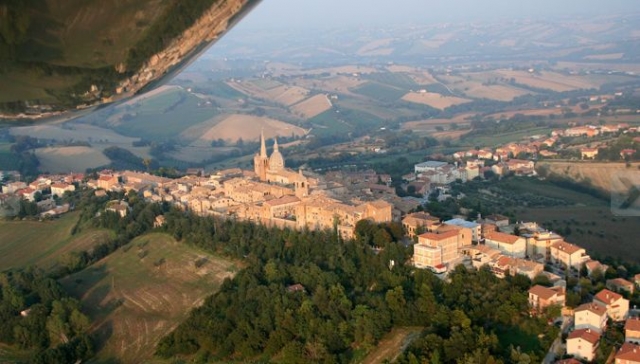  Fliegen Sie über Vallesina 